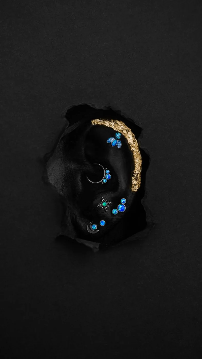 Composición con joyería HERA en una oreja real, estudio de Móstoles