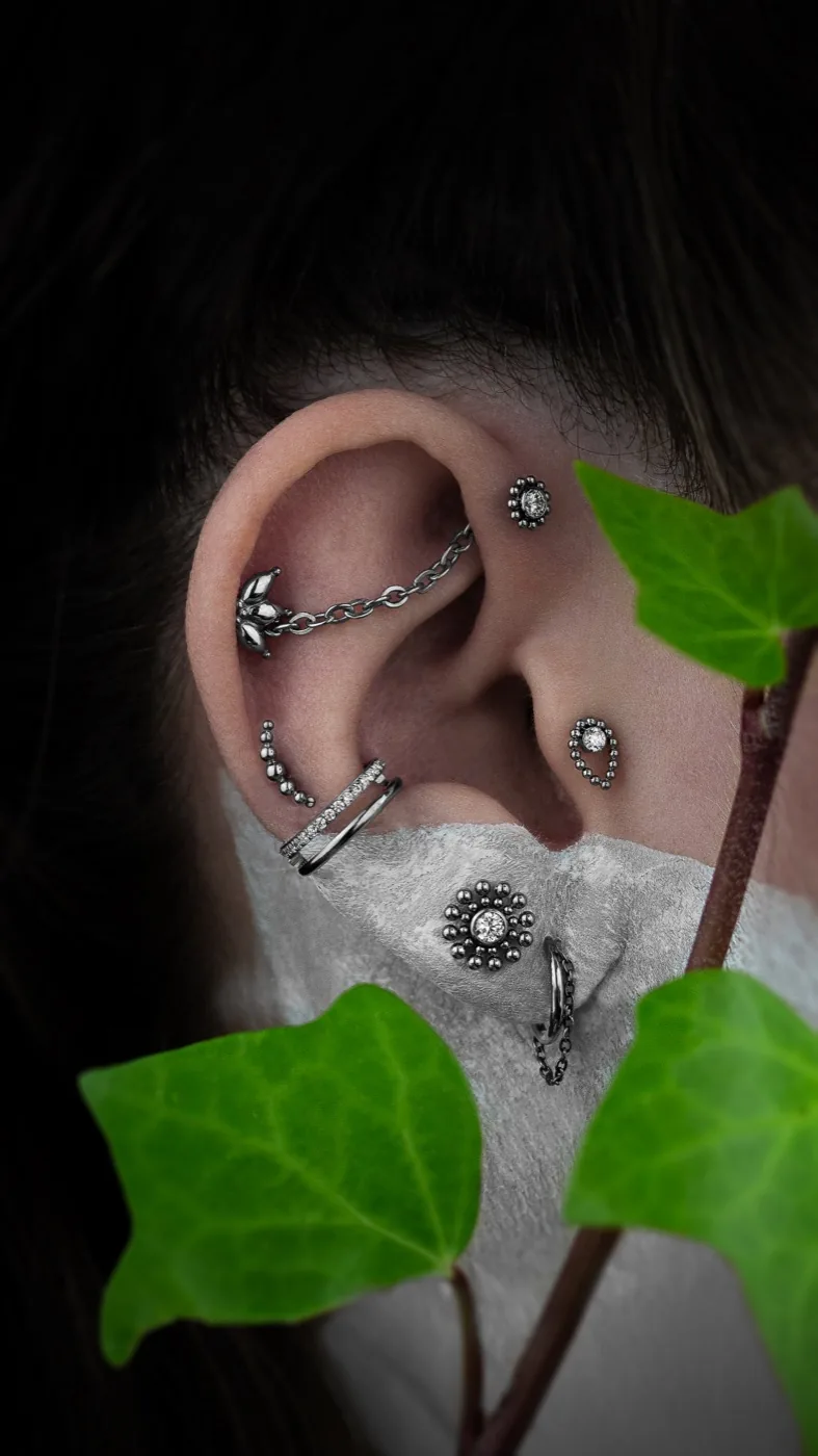 Diseño de oreja con joyería HERA en una oreja real, estudio de Móstoles