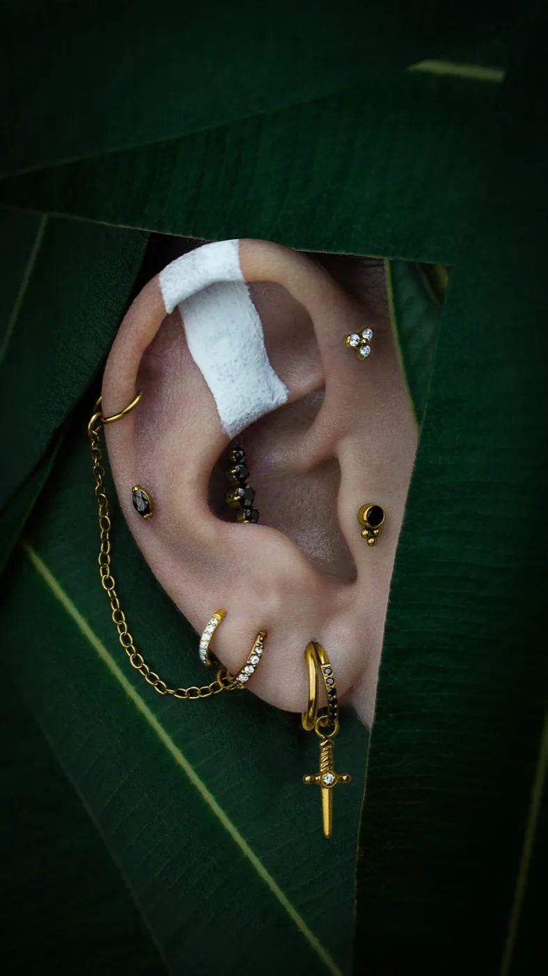 Composición con joyería HERA en una oreja real, estudio de Móstoles