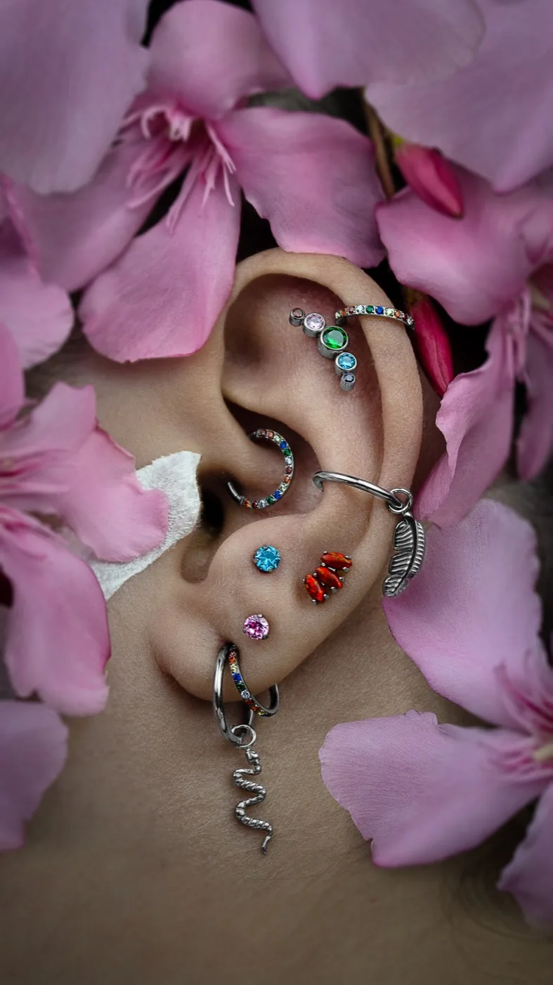 Curated ear con joyería HERA en una oreja real, estudio de Móstoles