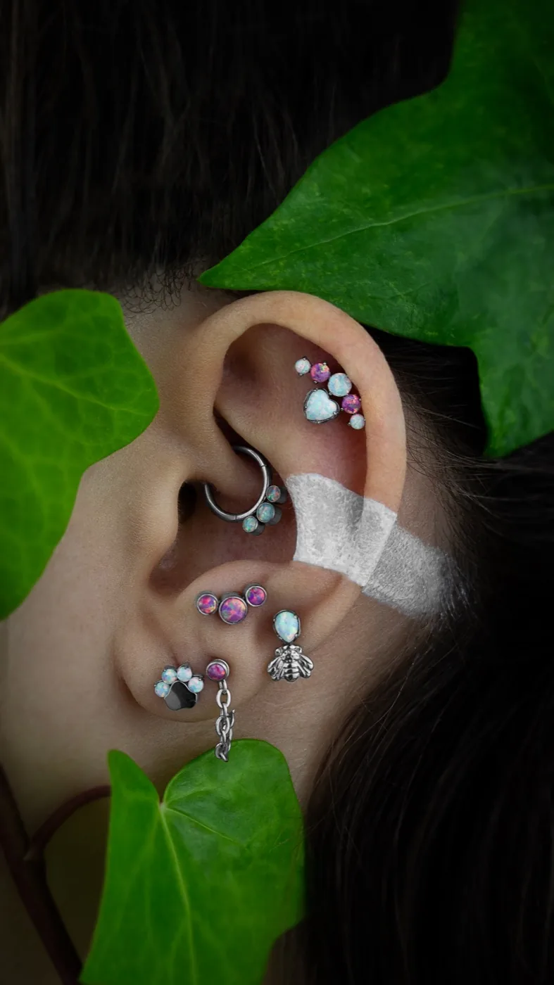 Diseño de oreja con joyería HERA en una oreja real, estudio de Móstoles