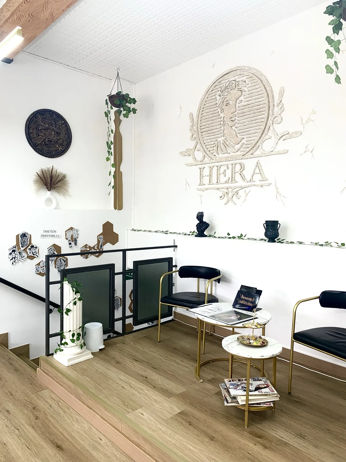 Recepción del estudio Hera Body Custom en Móstoles, con el relieve de la diosa en la pared