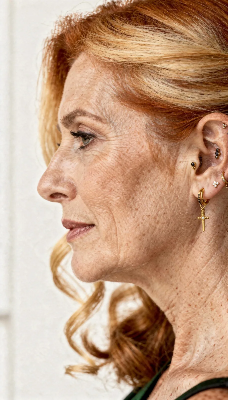 Joya de la colección Atenea — HERA Jewelry, titanio y oro